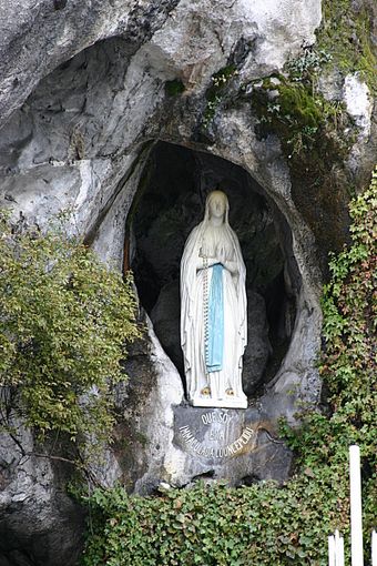 Statue della Madonna di Lourdes, cosa rappresentano