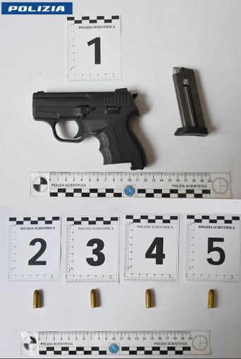 Si presenta armato a casa della ex moglie: alla vista della Polizia cerca di sparare