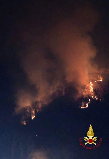 Fiamme nei boschi di Camasco Fiamme nei boschi di Camasco
