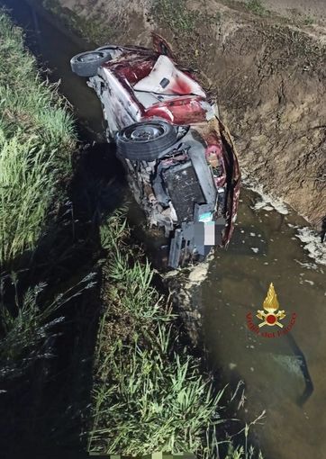 Fuori strada con l'auto tra Ronsecco e Lachelle