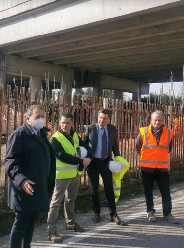 Maxi gru, escavatori, pinze demolitrici: così verrà abbattuto il cavalcaferrovia di corso Avogadro