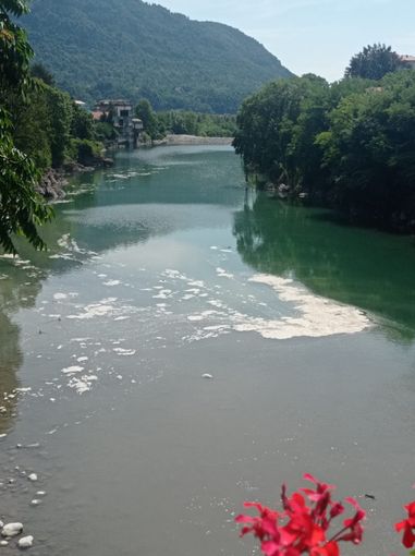 Schiuma nel fiume a Borgosesia, le rassicurazioni di Comune e Arpa