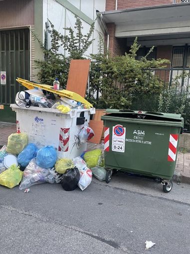 Via Custoza, raccolta saltata e l'immondizia si accumula Via Custoza, raccolta saltata e l'immondizia si accumula