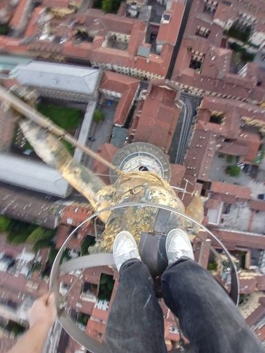 Follia a Novara: si arrampicano sulla cupola di San Gaudenzio per un selfie
