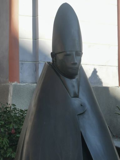 Individuato l'autore del "bendaggio" del Grande Cardinale. Avrebbe agito anche nei giardini del Municipio