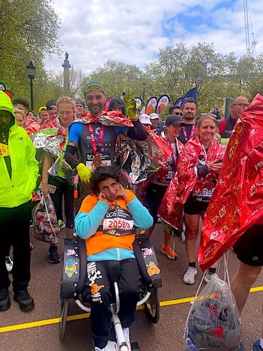 La London Marathon in carrozzina: l'avvenuta di Cate e del runner Dario Leo La London Marathon in carrozzina: l'avvenuta di Cate e del runner Dario Leo