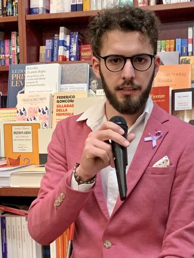 Sebastiano Ruzza; sotto, con Sabrina Falanga e Paolo Pomati. Poi, Andrea Gobbato e Giuseppe Celestino di Ventitrè Edizioni e la copertina del libro.