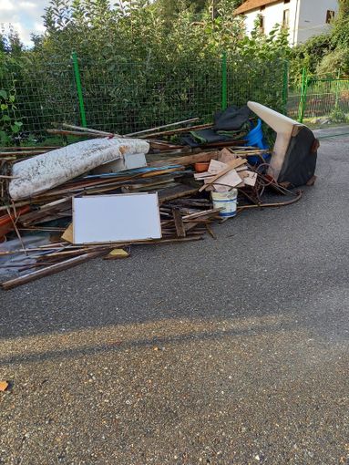 Rifiuti abbandonati al Villaggio Cravo: videocamere in azione e maggiori controlli