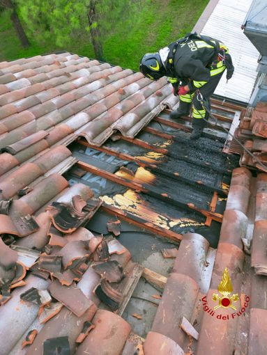 Principio di incendio in carrozzeria: Vigili del Fuoco al lavoro Principio di incendio in carrozzeria: Vigili del Fuoco al lavoro