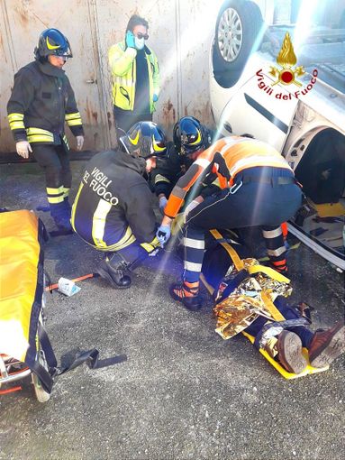 Precipitano con l'auto dopo essere usciti di strada Precipitano con l'auto dopo essere usciti di strada