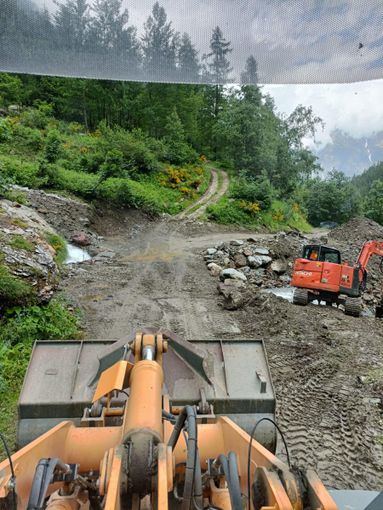 Alagna: dopo il disastro, mezzi subito al lavoro. La situazione più difficile sulla strada dell'Acqua Bianca