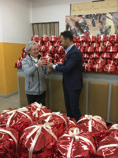 Centinaia di panettoni per la mensa dei poveri Centinaia di panettoni per la mensa dei poveri