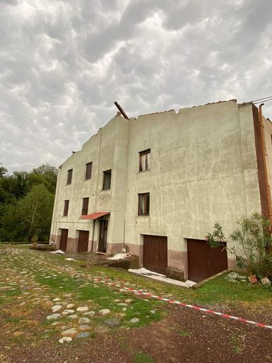 Due palazzine scoperchiate e otto famiglie evacuate: Borgosesia conta i danni