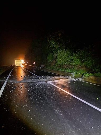 Caduta massi prima delle gallerie di Riva Valdobbia Caduta massi prima delle gallerie di Riva Valdobbia