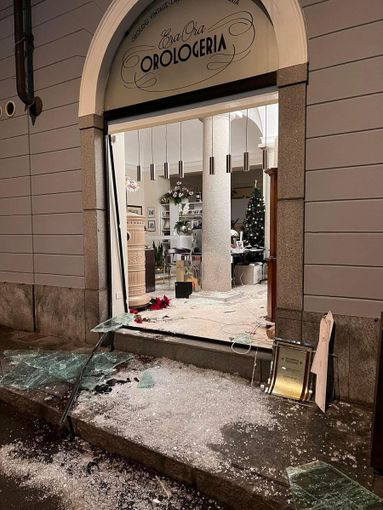 Rolex da collezione, Cartier e altri pezzi pregiati: il bottino della spaccata da Era Ora Rolex da collezione, Cartier e altri pezzi pregiati: il bottino della spaccata da Era Ora