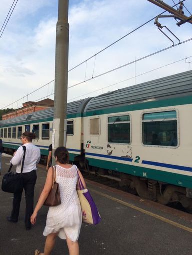 Porte guaste: decine di pendolari bloccati dentro al treno