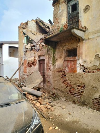 Robbio: crolla parte di un vecchio immobile, danneggiate due auto Robbio: crolla parte di un vecchio immobile, danneggiate due auto