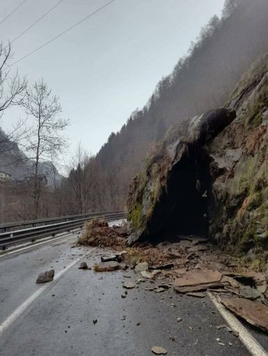 Frana sulla provinciale della Valsermenza