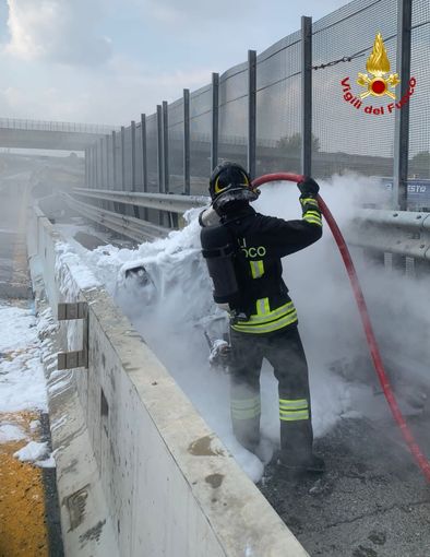 Incendio di un compressore in autostrada