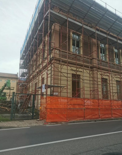 Il cantiere aperto alla scuola elementare Carducci