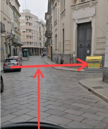 «Via Ponti angolo corso Libertà: i cassonetti sono da spostare» «Via Ponti angolo corso Libertà: i cassonetti sono da spostare»