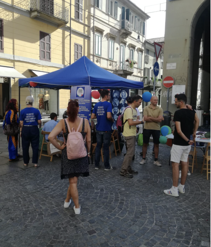 Il banchetto di sabato, in via Viotti, per la presentazione di Italia Sovrana e Popolare