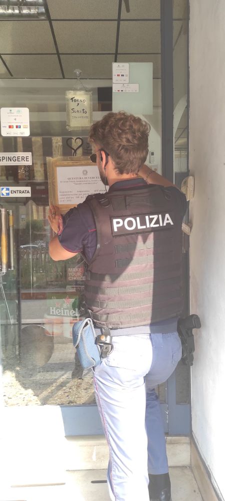 Irregolare sul territorio si scaglia contro gli agenti durante un controllo: arrestato. Chiuso per 20 giorni il locale dell'aggressione