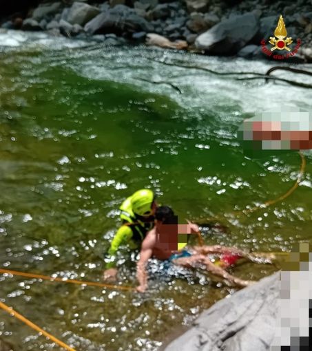Fa il bagno nel Cervo ma non riesce più a tornare a riva, portato in salvo dai Vigili del Fuoco, FOTO e VIDEO Fa il bagno nel Cervo ma non riesce più a tornare a riva, portato in salvo dai Vigili del Fuoco, FOTO e VIDEO