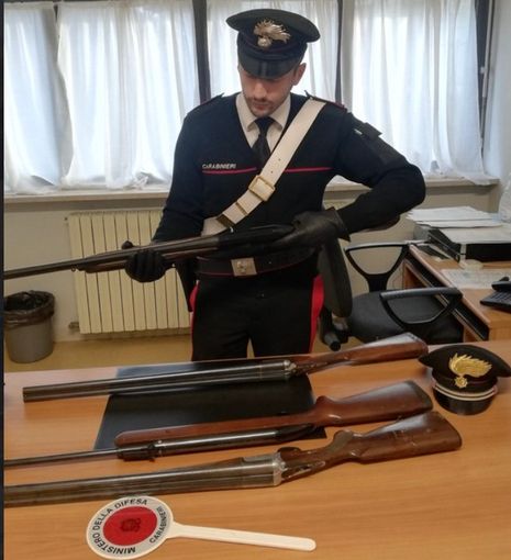 Alcune delle armi sequestrate all'uomo di Viverone Alcune delle armi sequestrate all'uomo di Viverone