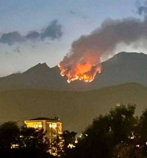 Un mese di lotta con il fuoco. L'estate dei roghi non dà tregua