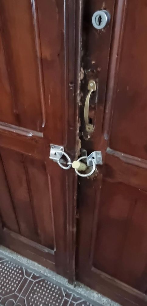 Sfondano la porta e occupano un alloggio delle case Atc