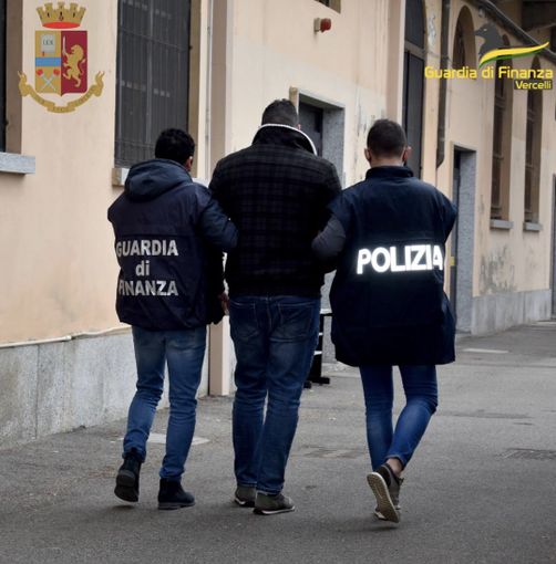 Ai domiciliari, evade e ruba un portafoglio Ai domiciliari, evade e ruba un portafoglio