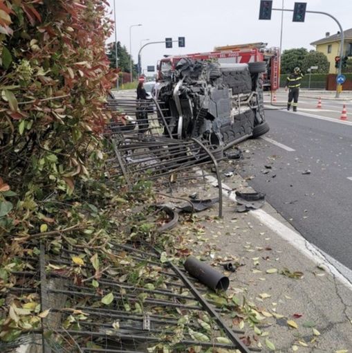 Auto sbanda e finisce contro una recinzione. Due adulti e una bimba in ospedale Auto sbanda e finisce contro una recinzione. Due adulti e una bimba in ospedale