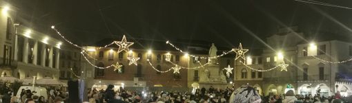 Vercelli si accende con le luci del Natale 2021 - FOTO Vercelli si accende con le luci del Natale 2021 - FOTO