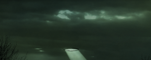 Sopra la mia testa un Ufo, illuminato da luci gialle e blu Sopra la mia testa un Ufo, illuminato da luci gialle e blu