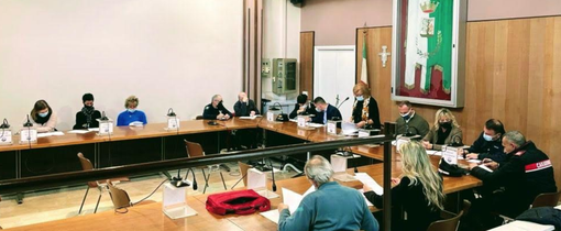 Aggredisce i genitori e danneggia l'auto della mamma con una spranga: 24enne in manette