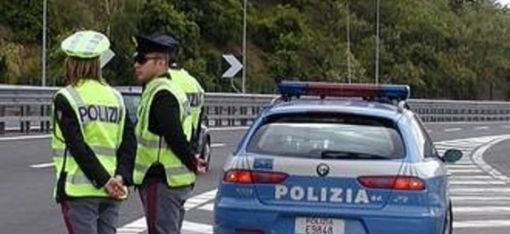 Inverte la marcia in autostrada: automobilista nei guai