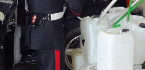 Portano un ragazzino a rubare carburante