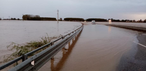 Un'immagine della tangenziale di Vercelli invasa dall'acqua