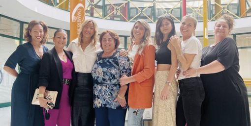 Da sin. Christina Varlotta funzionaria Ascom, Debora Marotta (Il Panfocaccia), Donatella Bertolone, Raffaella Amato (Ristorante Pizzeria Capri), Federica Zampieri Da sin. Christina Varlotta funzionaria Ascom, Debora Marotta (Il Panfocaccia), Donatella Bertolone, Raffaella Amato (Ristorante Pizzeria Capri), Federica Zampieri