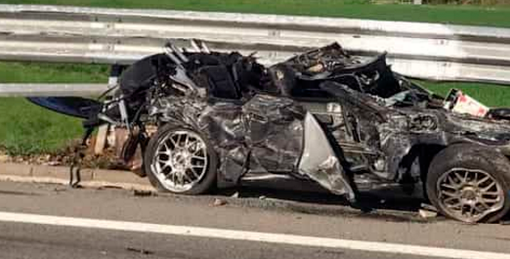 Porsche si schianta contro un tir: morto un giovane papà, ferita la bambina
