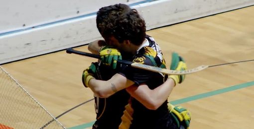 Cosimo Mattugini (a destra) abbraccia un compagno dopo aver segnato il 1-2 (immagine tratta dallo streaming live di FISRTV)