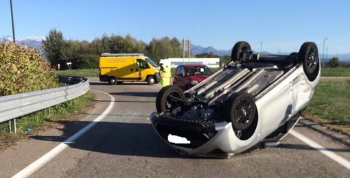 Incidente a Mottalciata, un'auto si ribalta vicino alla rotonda FOTO