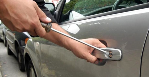 Forzano un'auto sotto l'occhio della videocamera