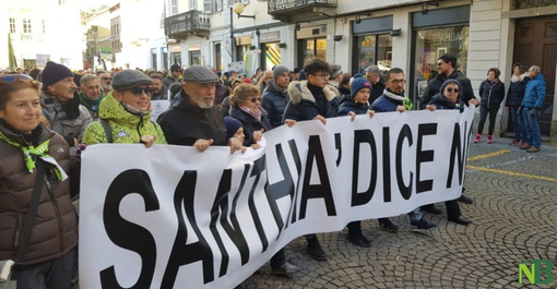 Oltre mille persone in marcia contro la discarica del Brianco - FOTOGALLERY Oltre mille persone in marcia contro la discarica del Brianco - FOTOGALLERY