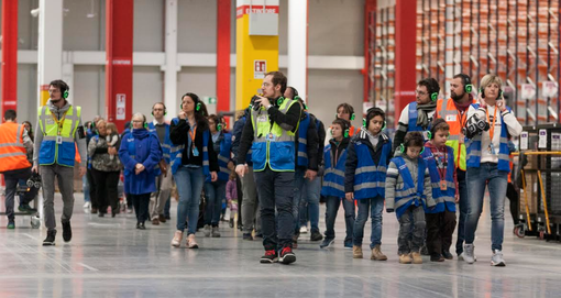 Amazon: spettacolo di Natale con i "suoni" del centro logistico