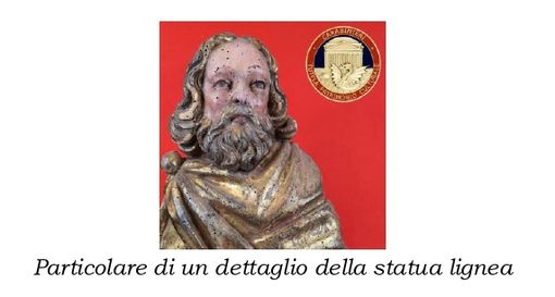 Un particolare della statua