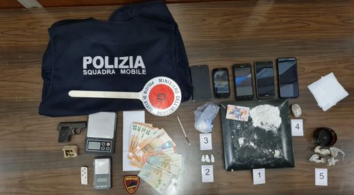 Droga in casa e un'arma detenuta illegalmente: cinquantenne in manette