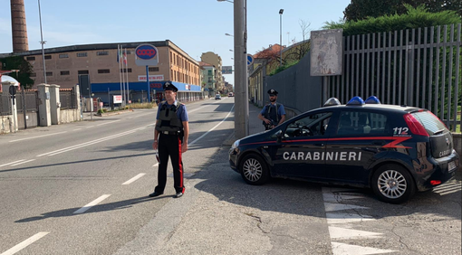 Con la "tecnica dell'abbraccio" sfila la catenina d'oro a un 70enne Con la "tecnica dell'abbraccio" sfila la catenina d'oro a un 70enne