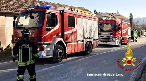 Incendio in casa, tre persone in ospedale per accertamenti